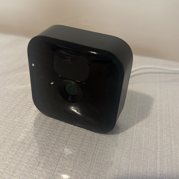 Blink outdoor wireless camera set - batteries not included in sell - Picture 2 of 6